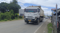 Jalan Bojonegara-Puloampel Masih Marak Dilalui Truk Tambang, Jam Operasional Dipertanyakan?