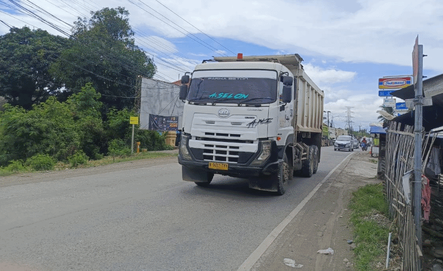 Jalan Bojonegara-Puloampel Masih Marak Dilalui Truk Tambang, Jam Operasional Dipertanyakan?