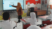 SDN Pondok Jagung 4 Gunakan Papan Interaktif Digital untuk Tingkatkan Pembelajaran