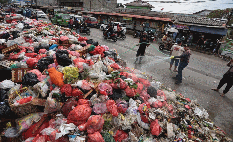 TPA Cipeucang Ditutup, Sampah Numpuk di Jalan-Jalan Kota Tangsel
