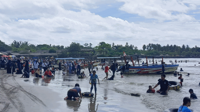 Libur Sekolah Tiba, Pantai di Anyer Mulai Dipadati Wisatawan