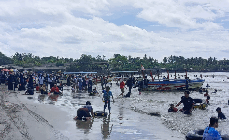 Libur Sekolah Tiba, Pantai di Anyer Mulai Dipadati Wisatawan