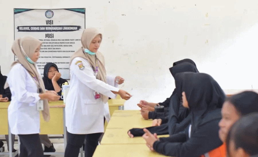 Siswa SMPN 1 Cisoka Terima TTD dari Puskesmas Cisoka