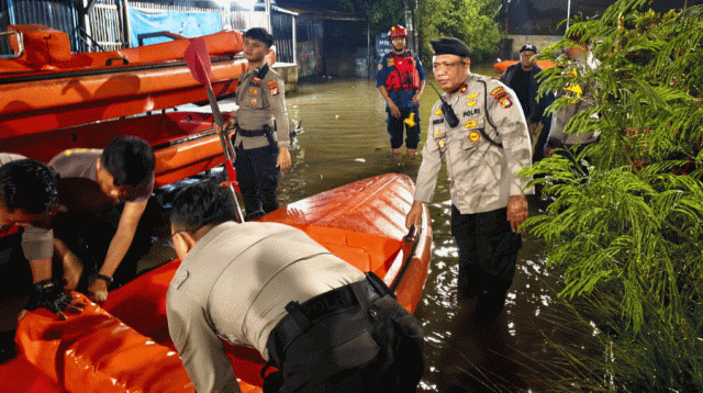 Intensitas Hujan Tinggi, Polisi Turun Tangan Bantu Korban Banjir di Tangerang