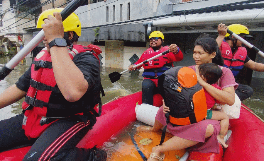 SATGANA PMI Kota Tangerang Berjibaku Evakuasi Warga Terdampak Banjir