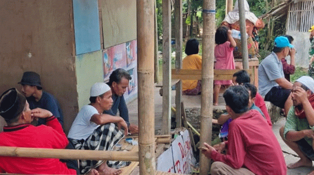 Tiga Hari Banjir, Warga Cirumpak Tidur di Jalan, Kades Kecewa Pemkab Tangerang