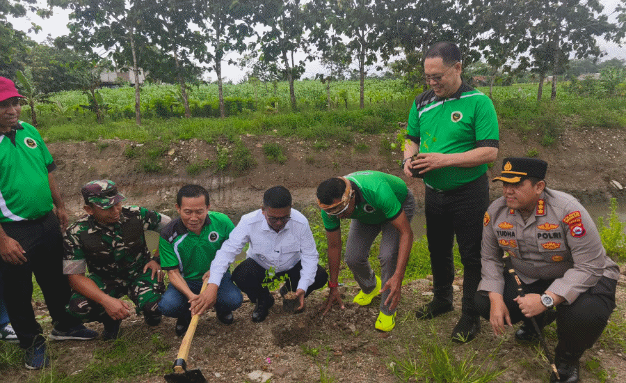 Jarnas Pemuda Hijau Tanam 1.500 Pohon di Bantaran Kali Cibanten