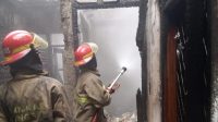 IMG-20260223-WA0019 Petugas dari Dinas Pemadam Kebakaran dan Penyelamatan Kota Tangsel berupaya memadamkan api yang membakar rumah warga di Jalan Anggrek, Perum Bukit Cirendeu, Kelurahan Pondok Cabe Ilir, Kecamatan Pamulang ludes terbakar, Senin, 23 Februari 2026 pagi. Damkar Tangsel For Bantenekspres.co.id