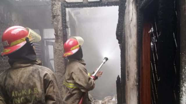 Petugas dari Dinas Pemadam Kebakaran dan Penyelamatan Kota Tangsel berupaya memadamkan api yang membakar rumah warga di Jalan Anggrek, Perum Bukit Cirendeu, Kelurahan Pondok Cabe Ilir, Kecamatan Pamulang ludes terbakar, Senin, 23 Februari 2026 pagi. Damkar Tangsel For Bantenekspres.co.id