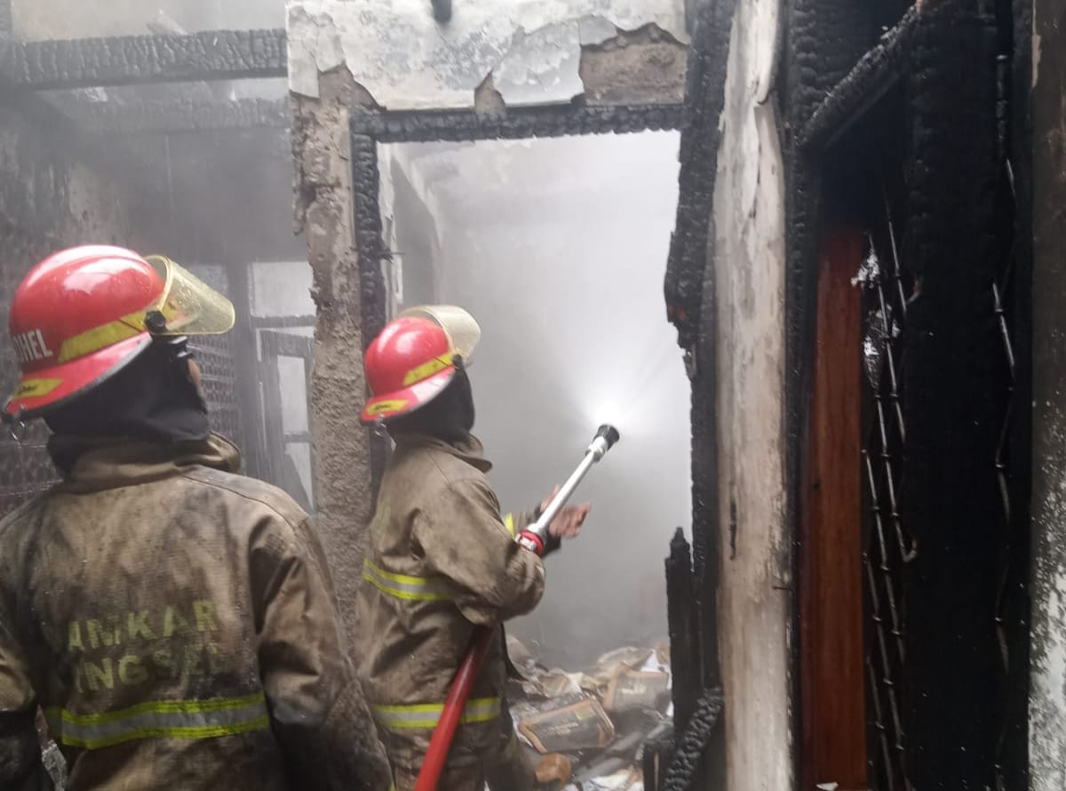 Petugas dari Dinas Pemadam Kebakaran dan Penyelamatan Kota Tangsel berupaya memadamkan api yang membakar rumah warga di Jalan Anggrek, Perum Bukit Cirendeu, Kelurahan Pondok Cabe Ilir, Kecamatan Pamulang ludes terbakar, Senin, 23 Februari 2026 pagi. Damkar Tangsel For Bantenekspres.co.id
