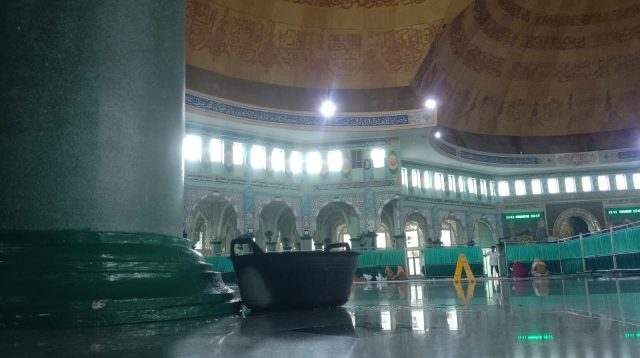 Salah satu Bak menampung air yang bocor pada kubah Masjid Al Azhom.