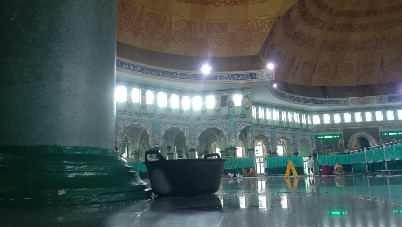 Salah satu Bak menampung air yang bocor pada kubah Masjid Al Azhom.