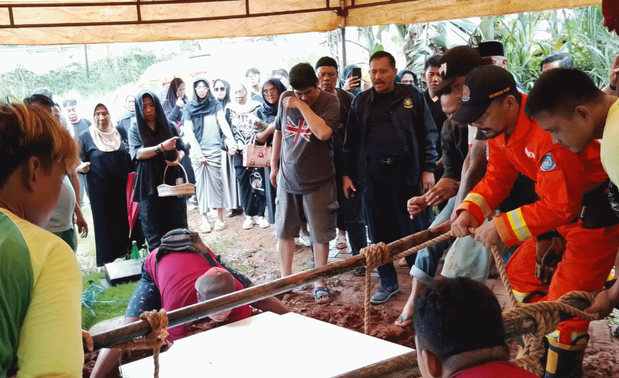 Damkar Tangsel Bantu Proses Pemakaman Pria Obesitas di Ciputat