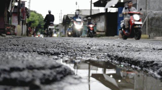Semakin Rusak, Warga Desak Pemkab Tangerang Segera Perbaiki Jalan Pabuaran Bugel
