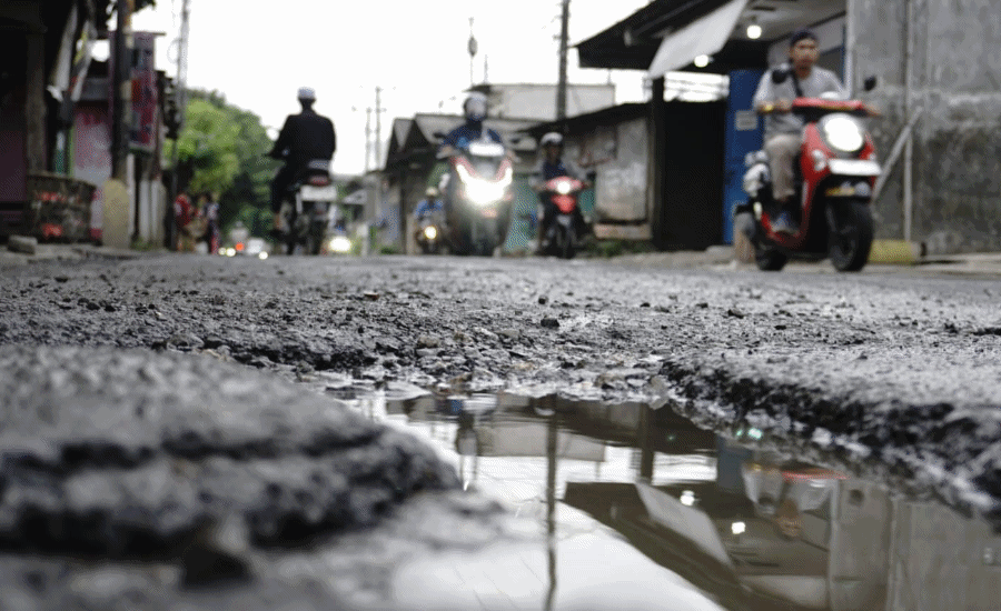 Semakin Rusak, Warga Desak Pemkab Tangerang Segera Perbaiki Jalan Pabuaran Bugel
