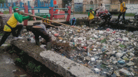 Cegah Banjir, Dua Kades di Kosambi Tangerang Kolaborasi Bersihkan Tumpukan Sampah di Kali