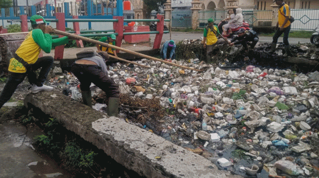 Cegah Banjir, Dua Kades di Kosambi Tangerang Kolaborasi Bersihkan Tumpukan Sampah di Kali