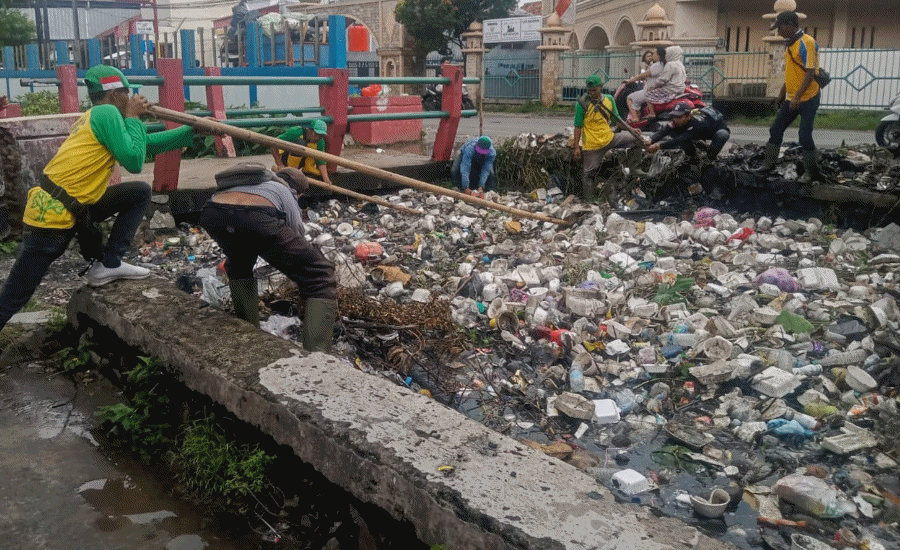 Cegah Banjir, Dua Kades di Kosambi Tangerang Kolaborasi Bersihkan Tumpukan Sampah di Kali