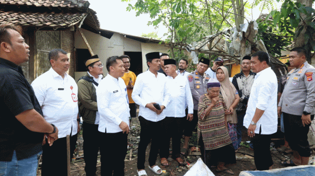 Bupati Maesyal Pastikan Rumah Roboh di Kresek Dibangun Kembali