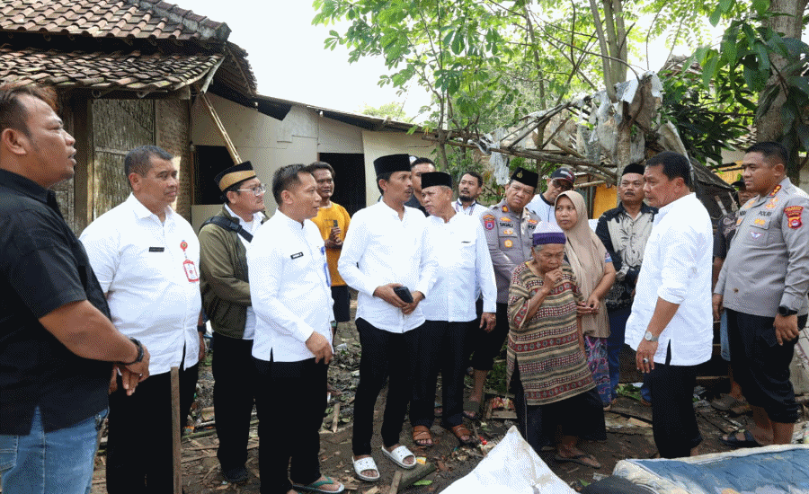 Bupati Maesyal Pastikan Rumah Roboh di Kresek Dibangun Kembali