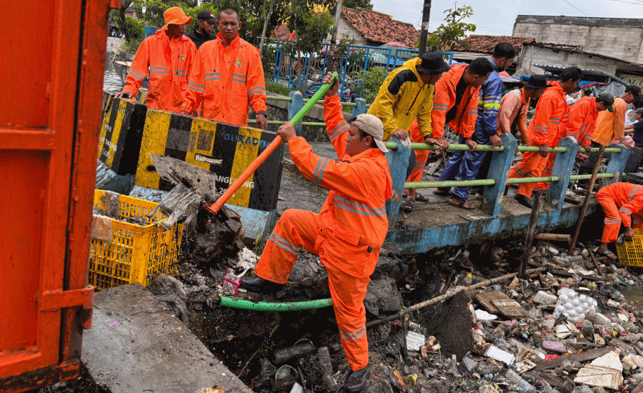 All Out Tangani Sampah, Banjir, hingga Pohon Tumbang, DLH Kota Tangerang Bergerak Cepat