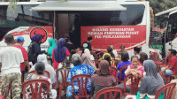 Antusias, Ratusan warga Periuk Damai Kota Tangerang mengantri untuk mendapatkan pelayanan kesehatan dari Bus Bidang Kesehatan DPP PDI Perjuangan. Senin (16/2). Foto: Ahmad Syihabudin/Bantenekspres.co.id