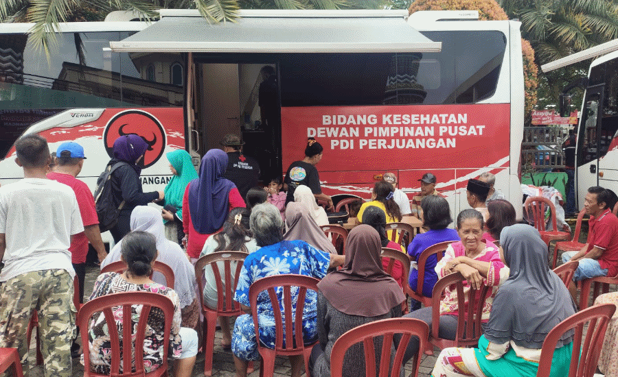 Antusias, Ratusan warga Periuk Damai Kota Tangerang mengantri untuk mendapatkan pelayanan kesehatan dari Bus Bidang Kesehatan DPP PDI Perjuangan. Senin (16/2). Foto: Ahmad Syihabudin/Bantenekspres.co.id