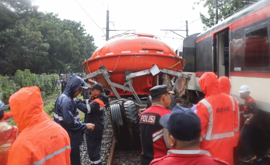 KA Bandara Hantam Truk Pengangkut Skoci di Perlintasan Stasiun Poris, KRL Tangerang–Duri Lumpuh Total