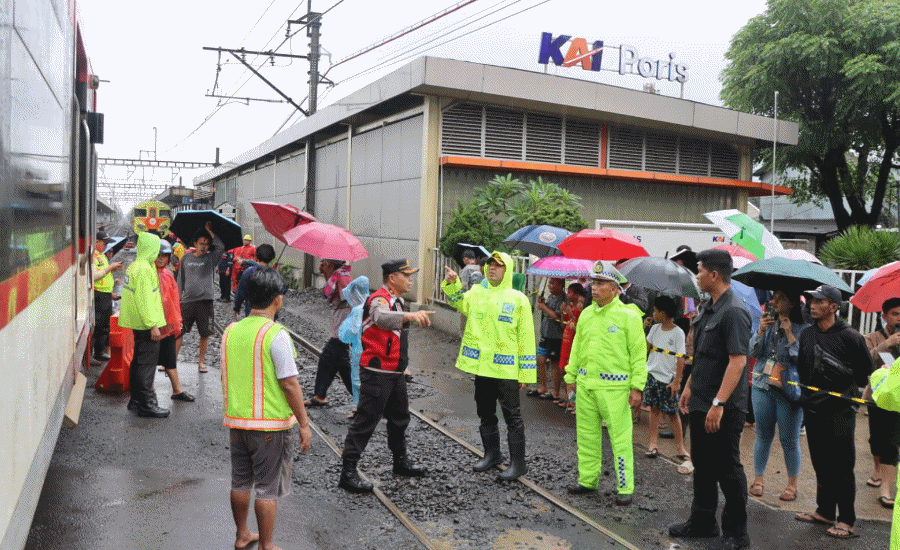 Kronologi Kereta Bandara Hantam Truk Trailer Pengangkut Sekoci di Perlintasan Stasiun Poris