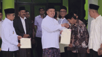 Rawan Jadi Konflik, Menteri ATR/BPN Serahkan 13 Sertifikat Tanah Wakaf di Banten 