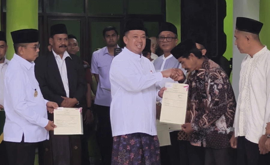 Rawan Jadi Konflik, Menteri ATR/BPN Serahkan 13 Sertifikat Tanah Wakaf di Banten 