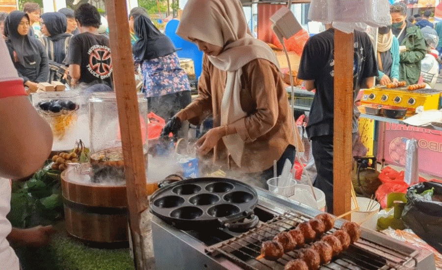 Ratusan Pedagang Ramaikan Bazar Ramadan Masjid Agung Ats-Tsauroh