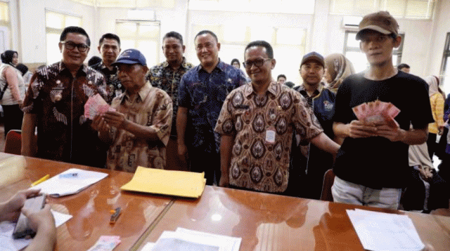 Cair! Pemkot Tangerang Beri Bantuan Sosial Uang kepada 2.924 Penerima di 13 Kecamatan Secara Serentak