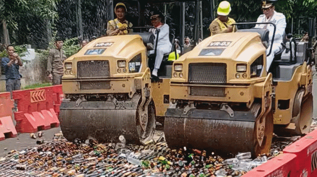 Ribuan Botol Miras Dimusnahkan di Perayaan HUT Kota Tangerang ke-33, Dilindas Dua Alat Berat