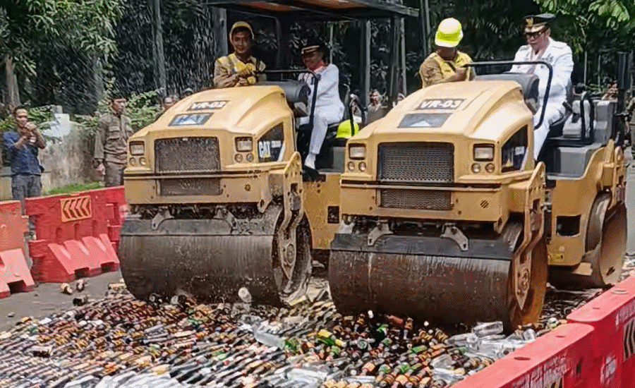 Ribuan Botol Miras Dimusnahkan di Perayaan HUT Kota Tangerang ke-33, Dilindas Dua Alat Berat