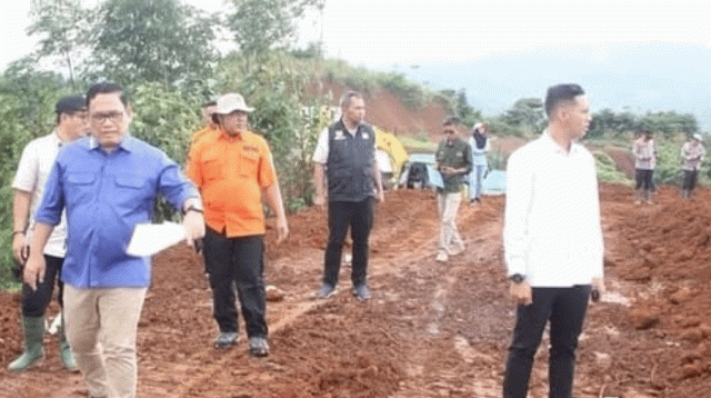 Wabup Amir Hamzah Tinjau Proyek Pematangan Lahan Huntap Korban Banjir Bandang Lebakgedong