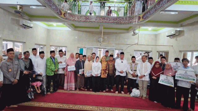 Gubernur Banten Safari Ramadan di Serpong, Beri Bantuan Paket Sembako Hingga Kursi Roda