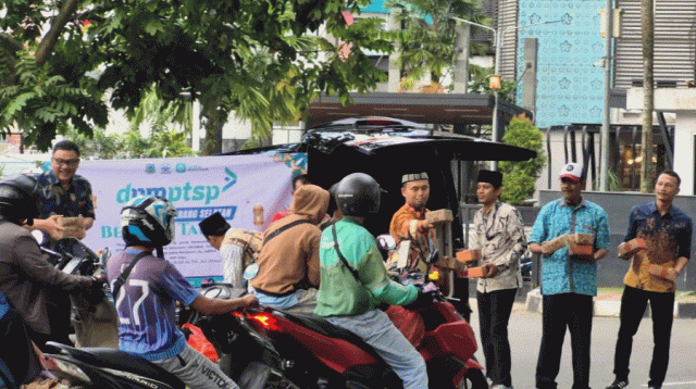 Berkah Ramadan, DPMPTSP Tangsel Berbagi  Takjil