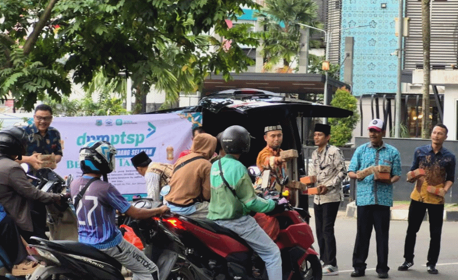 Berkah Ramadan, DPMPTSP Tangsel Berbagi  Takjil