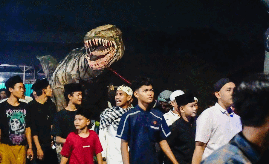 Replika Dinosaurus hingga Rudal Iran Ramaikan Pawai Takbir di Kediaman H. Enju Rajeg