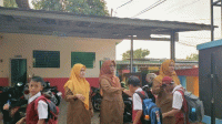 Hari Pertama Masuk Usai Lebaran, SDN Tobat IV Siap Sambut Siswa di Gerbang Sekolah