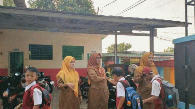 Hari Pertama Masuk Usai Lebaran, SDN Tobat IV Siap Sambut Siswa di Gerbang Sekolah