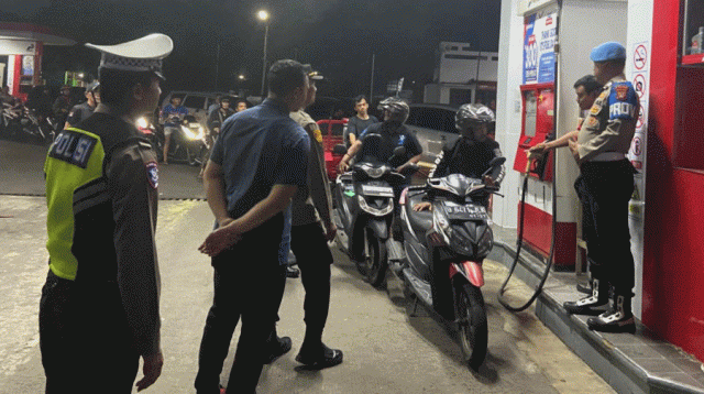 Jangan Panic Buying BBM! SPBU di Kota Tangerang Dijaga Polisi