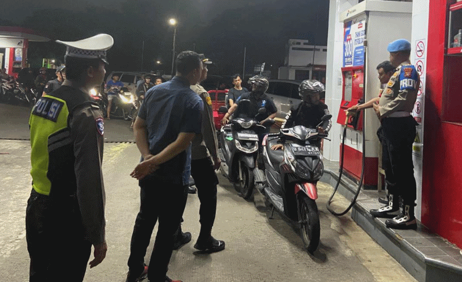 Jangan Panic Buying BBM! SPBU di Kota Tangerang Dijaga Polisi