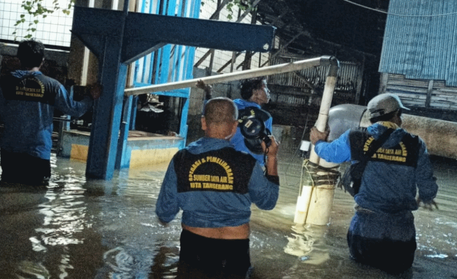Diguyur Hujan Deras, Kali Angke Meluap Rendam Permukiman Warga