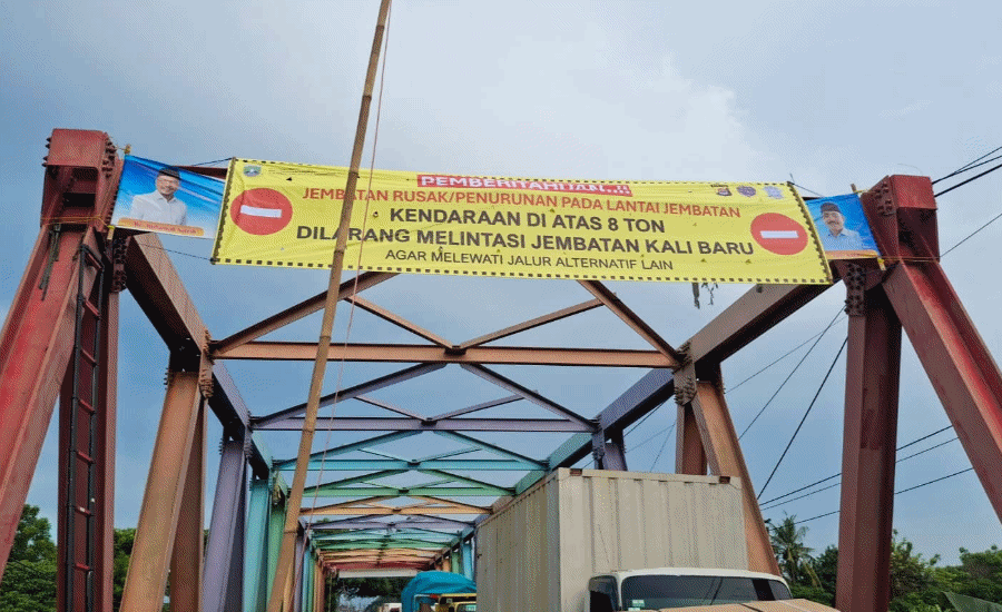 Jembatan Kali Baru Ambles, Kendaraan di Atas 8 Ton Dilarang Melintas
