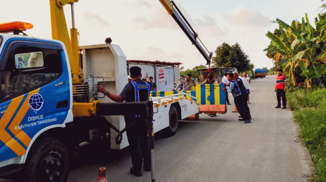 Sering Dilanggar, Jalan Sungai Cirarab Tangerang Ditutup Beton Permanen