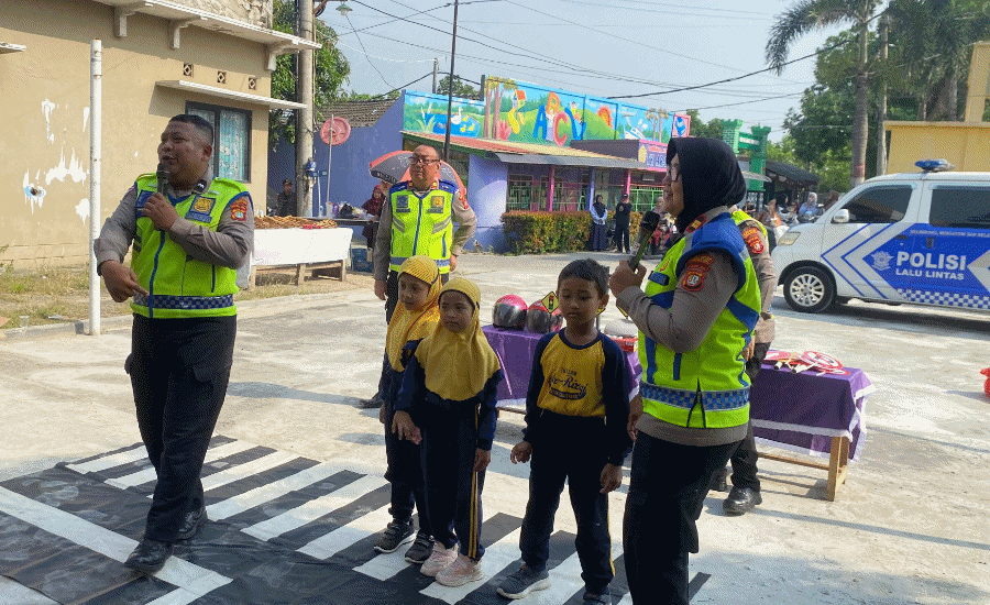 Seru dan Edukatif, Polisi Sahabat Anak Kunjungi Murid TK Ar-Rizqi Sepatan