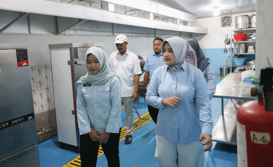 Blusukan ke SPPG Cikande, Annisa Mahesa Tekankan MBG Berkualitas
