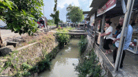 Diduga Tercemar Limbah, Warga Keluhkan Bau Menyengat di Sungai Terminal Pakupatan